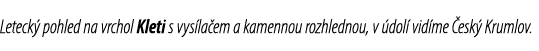 Leteck pohled na vrchol Kleti s vys la em a kamennou rozhlednou, v  dol  vid me  esk  Krumlov.