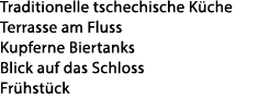 Traditionelle tschechische K che Terrasse am Fluss Kupferne Biertanks Blick auf das Schloss Fr hst ck