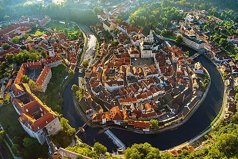 Das einmalige Stadtbild von Böhmisch Krummau ist der besonderen Lage der Stadt, die sich am Mäander der Moldau erstreckt, Bildquelle: Libor Sváček, Archiv Vydavatelství MCU