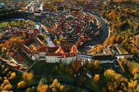 Český Krumlov - dispozice středověkého města byla určena smyčkami řeky Vltavy, na jejíž březích vznikly dva samostatné celky: ...