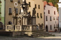 Český Krumlov - Kašna s morovým sloupem vystavěným v letech 1714 –1716, foto: Archiv Vydavatelství MCU s.r.o.