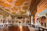 Zámek Český Krumlov - Maškarní sál je od roku 1748 vyzdoben iluzivními malbami Josefa Lederera, které zobrazují šlechtu bavící se v ...