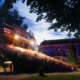 Freilichttheater mit drehbarem Zuschauerraum